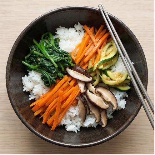 Riz aux légumes variés façon bibimbap végétarien